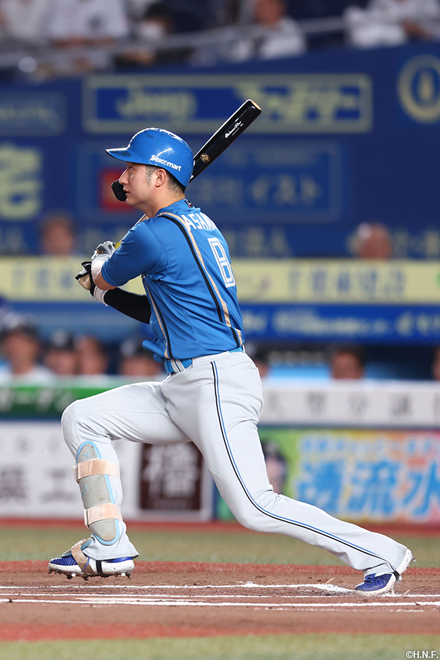 1回表、ファーストへ内野安打を放つ淺間選手