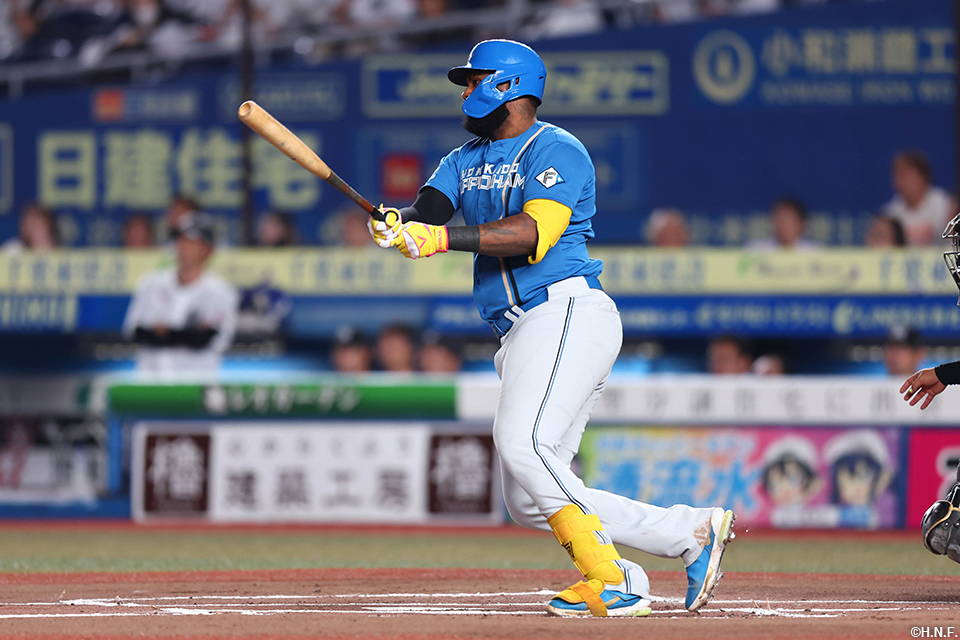 1回表、先制点となる併殺打を放つレイエス選手