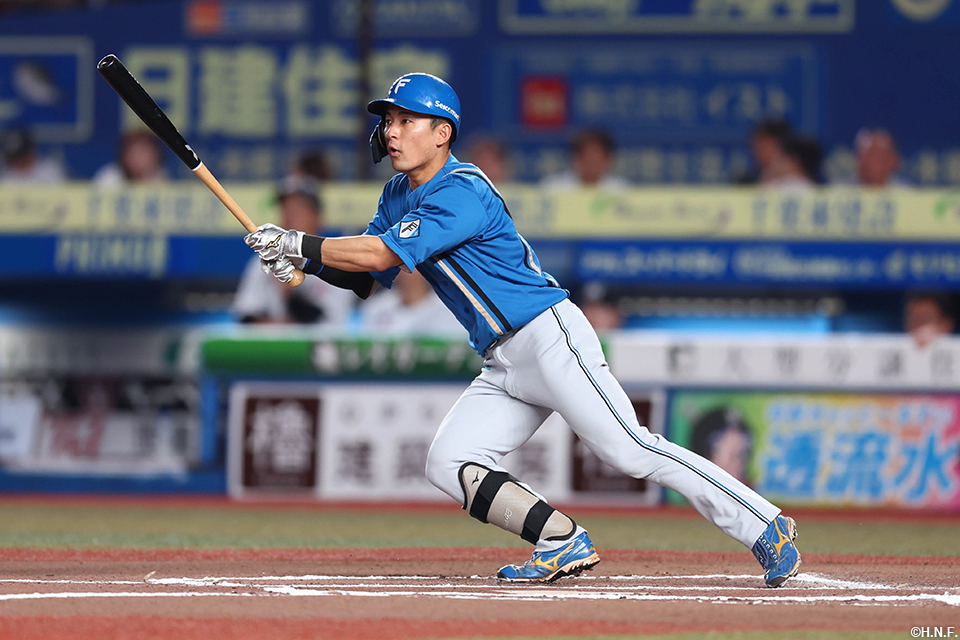 6回表、レフトへヒットを放つ水野選手