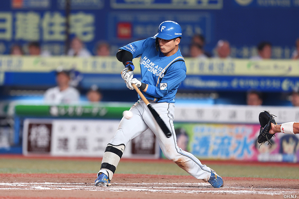 8回表、レフトへヒットを放つ水野選手