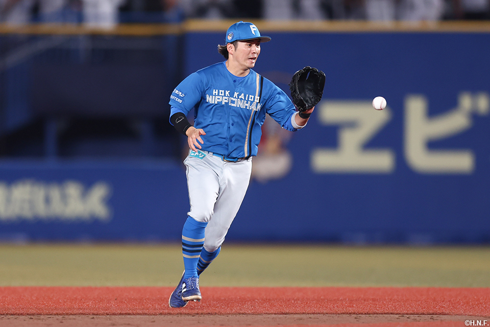 8回裏、好守を見せる上川畑選手