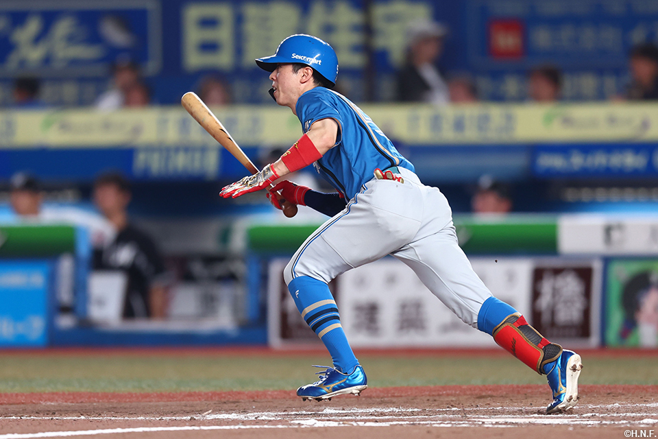 9回表、ライトへヒットを放つ五十幡選手