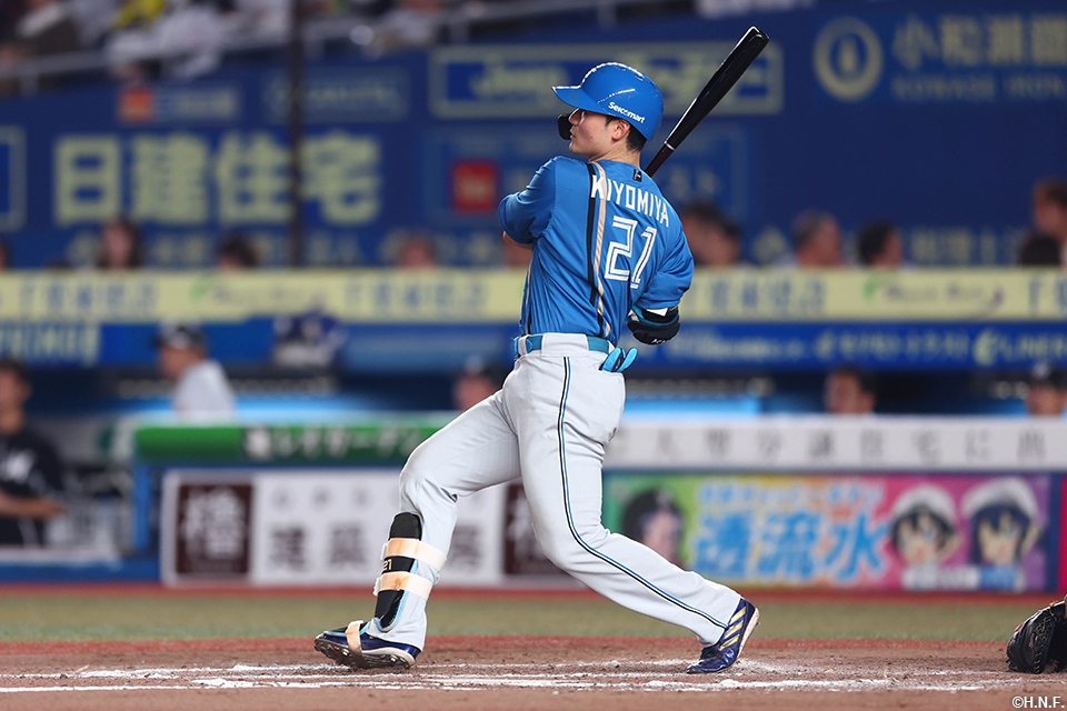 9回表、ダメ押しの2ランを放つ清宮選手01