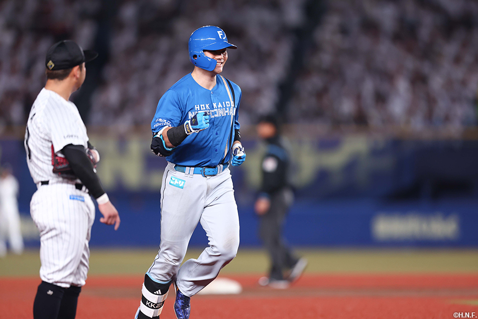 9回表、ダメ押しの2ランを放つ清宮選手02