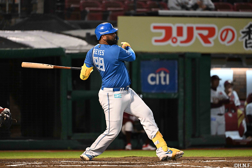 1回表、先制の適時打を放つレイエス選手01