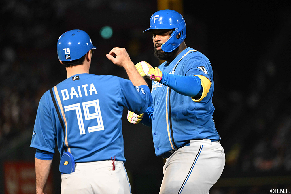 1回表、先制の適時打を放つレイエス選手02