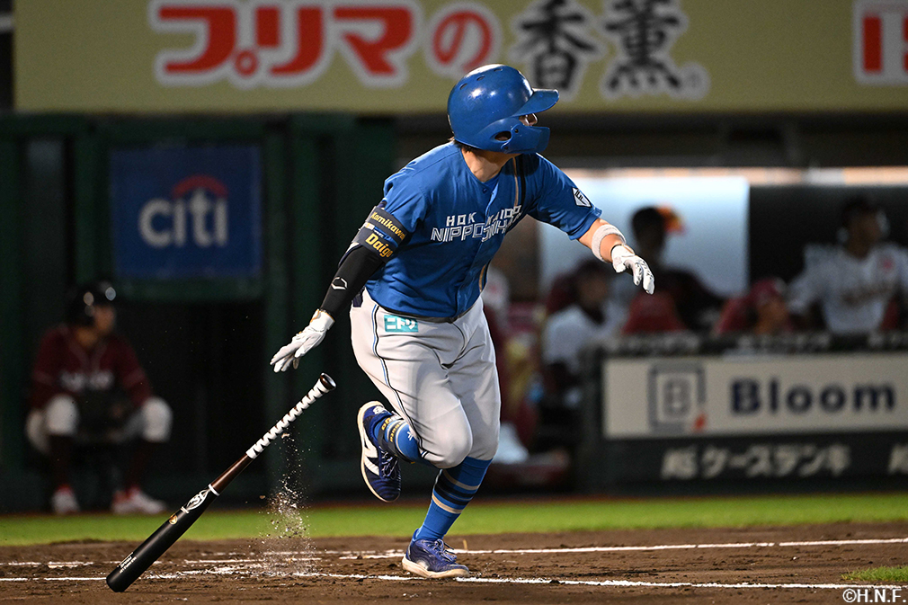 1回表、レフトへ適時二塁打を放つ上川畑選手