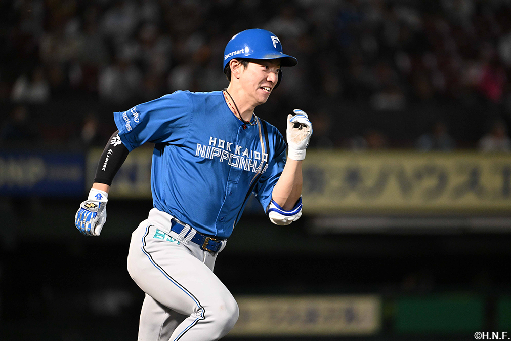 5回表、レフトへ二塁打を放つ松本剛選手