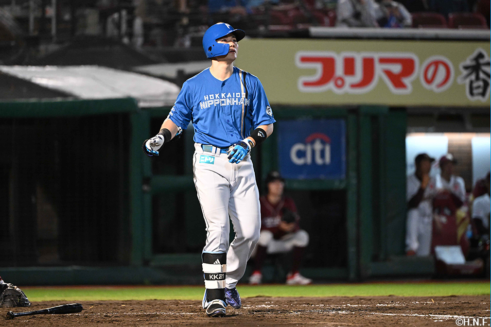 8回表、勝ち越しの本塁打を放つ清宮選手01