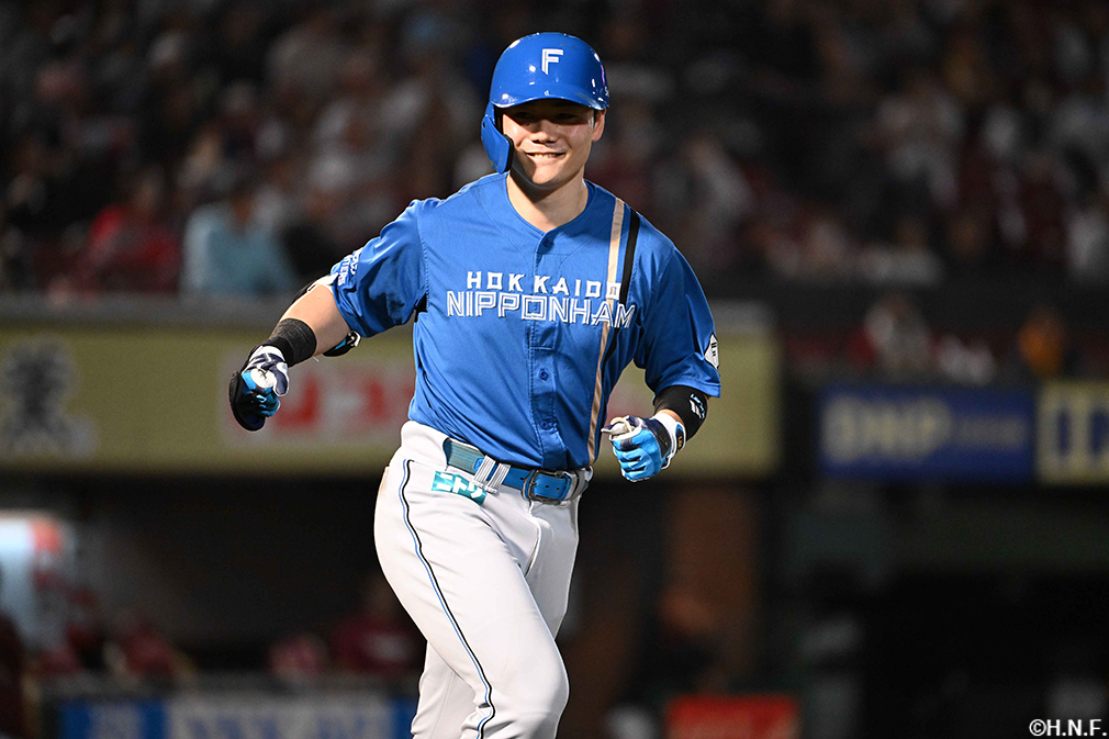 8回表、勝ち越しの本塁打を放つ清宮選手02