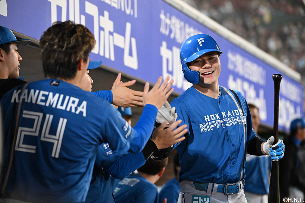 8回表、勝ち越しの本塁打を放つ清宮選手03