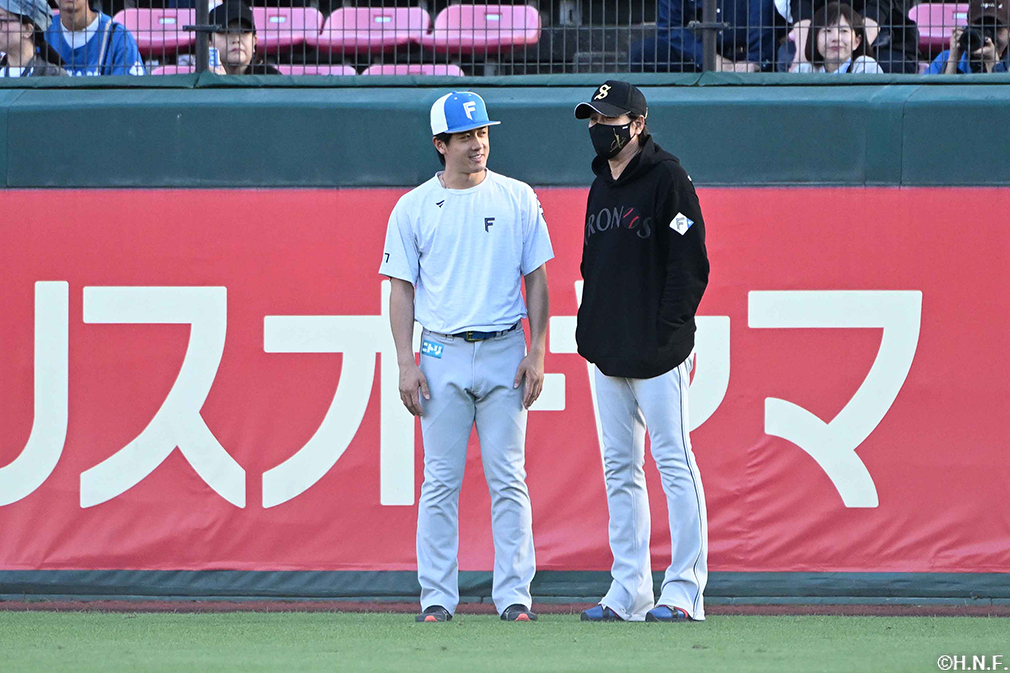 試合前、北山投手と新庄監督