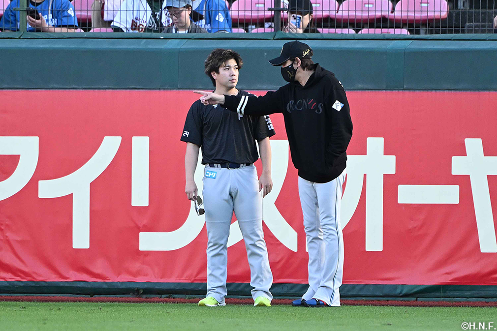 試合前、金村投手と新庄監督