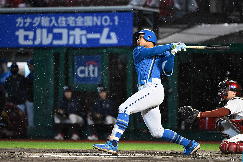 1回表、センターへヒットを放つ万波選手