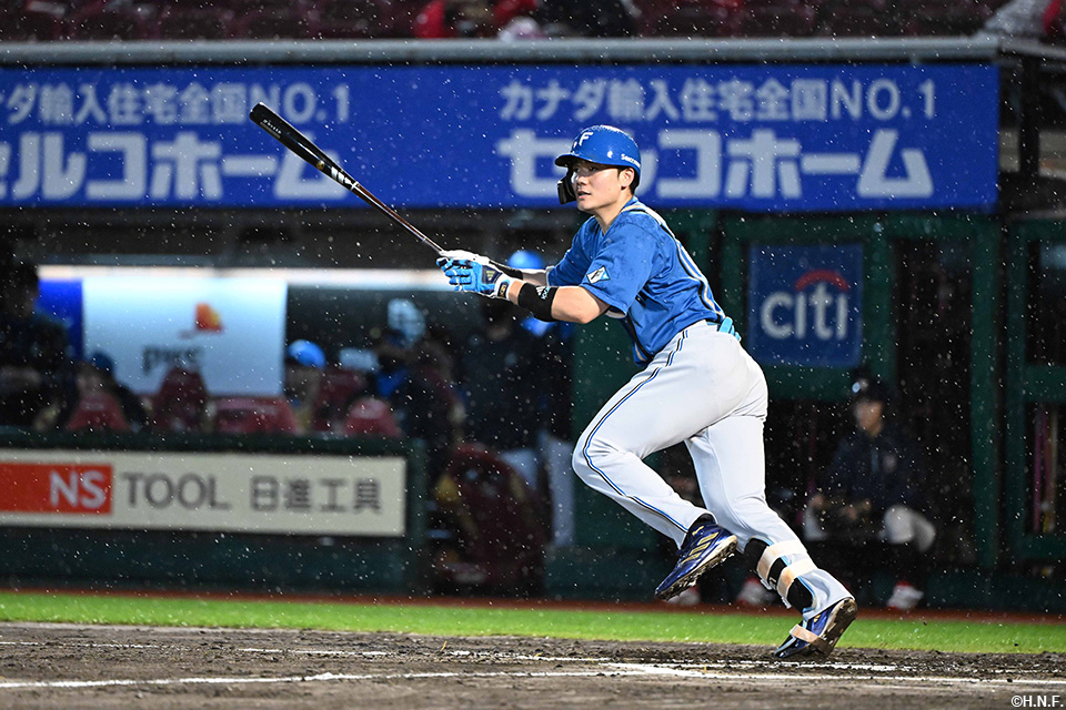 1回表、レフトへヒットを放つ清宮選手