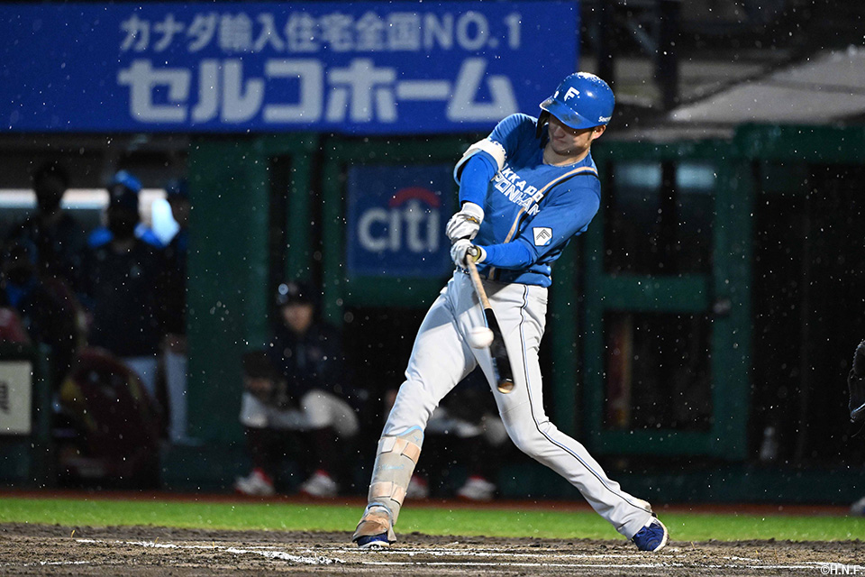 6回表、センターへヒットを放つ淺間選手