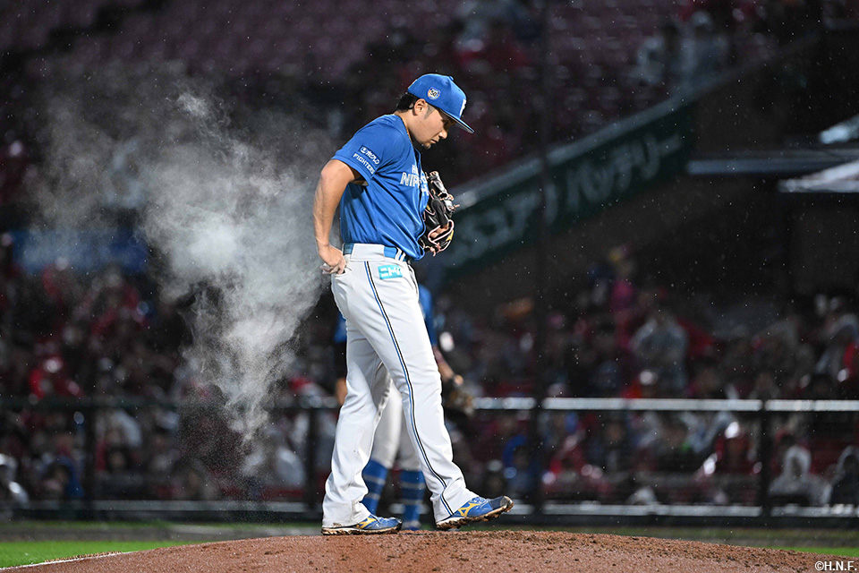 7回裏のマウンドへ上がる伊藤投手