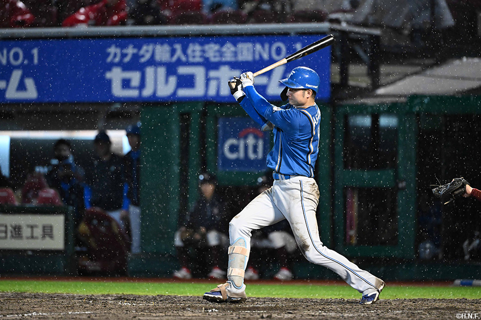 8回表、ライトへヒットを放つ淺間選手