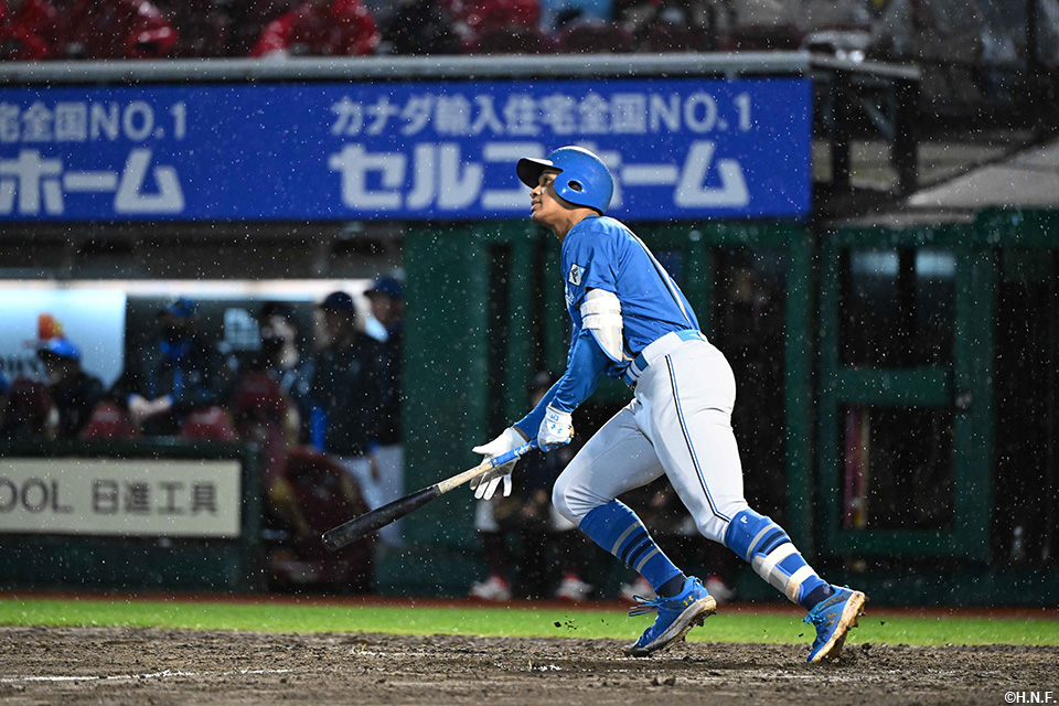 8回表、センターへヒットを放つ万波選手01