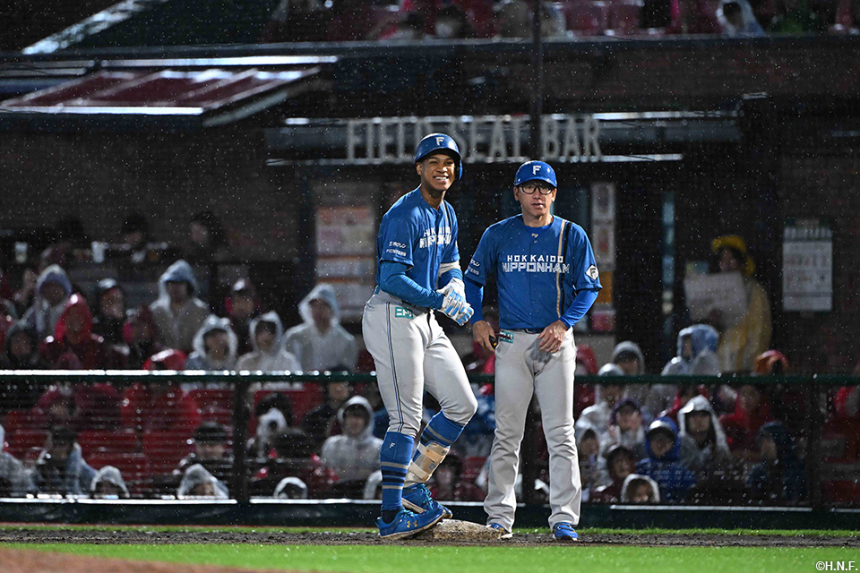 8回表、センターへヒットを放つ万波選手02