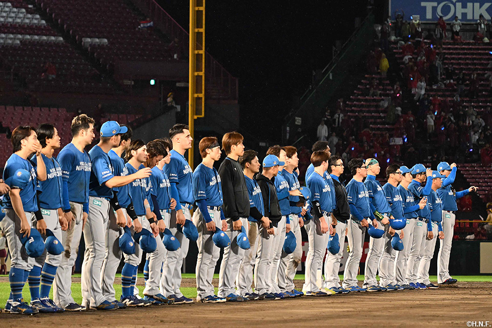 今季最終戦で挨拶する選手たち01