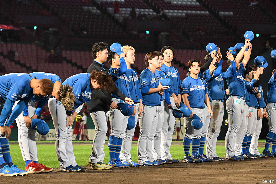 今季最終戦で挨拶する選手たち02