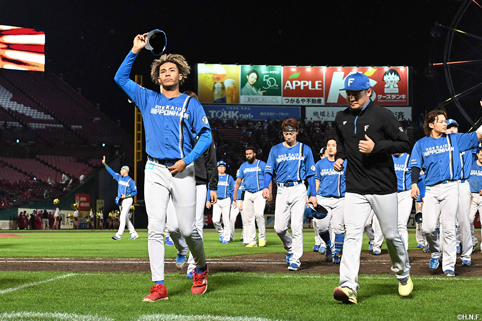 今季最終戦で挨拶する選手たち03