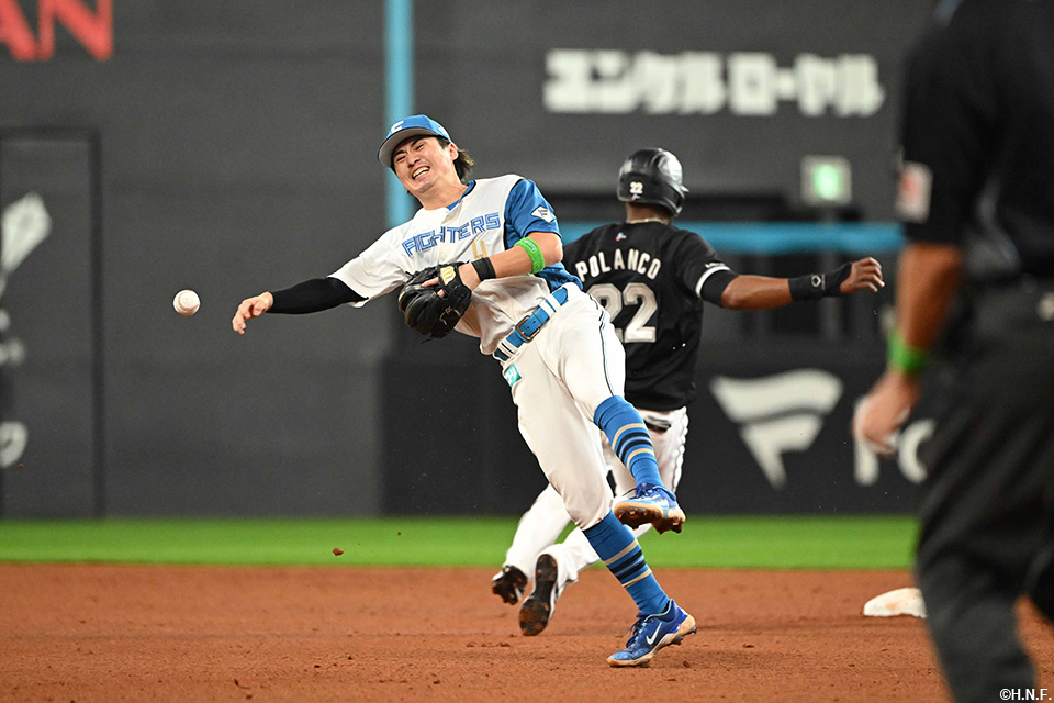 2回表、好守をみせる上川畑選手01