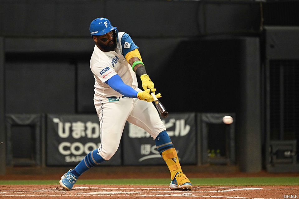 7回裏、レフトへヒットを放つレイエス選手01