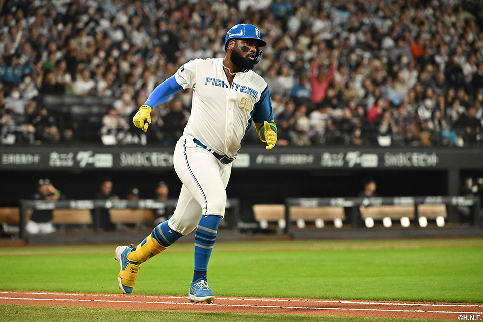 7回裏、レフトへヒットを放つレイエス選手02