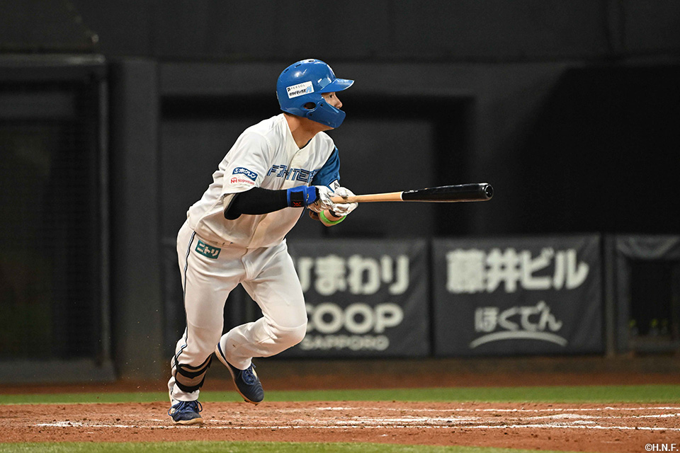 8回裏、センターへヒットを放つ水野選手01