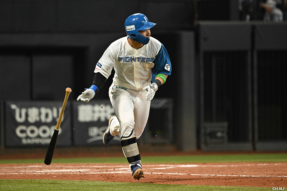 8回裏、センターへヒットを放つ水野選手02