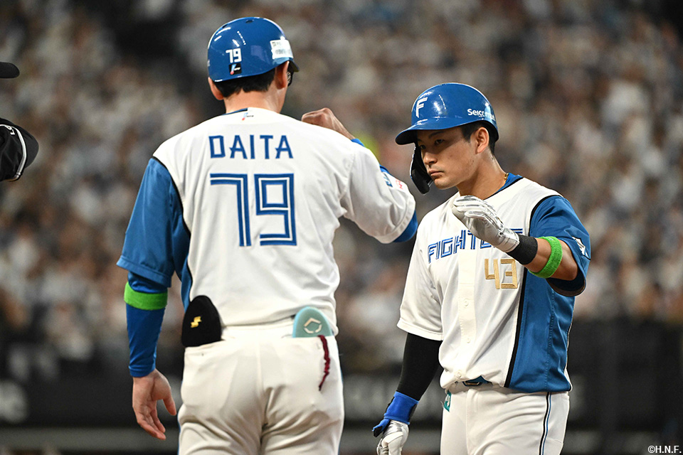 8回裏、センターへヒットを放つ水野選手03