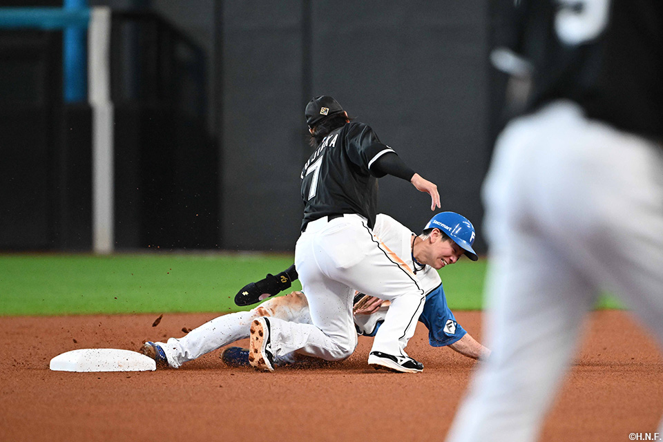 1回裏、盗塁を試みた松本剛選手