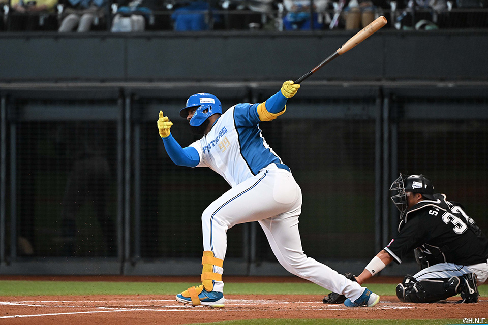 2回裏、内野安打を放つレイエス選手