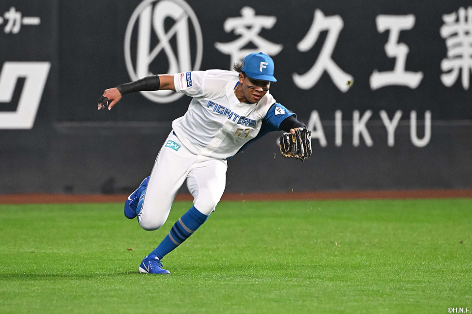 3回表、好守をみせる水谷選手