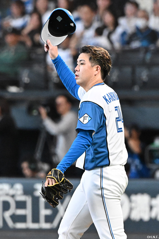 3回表、好守の水谷選手を称える金村投手