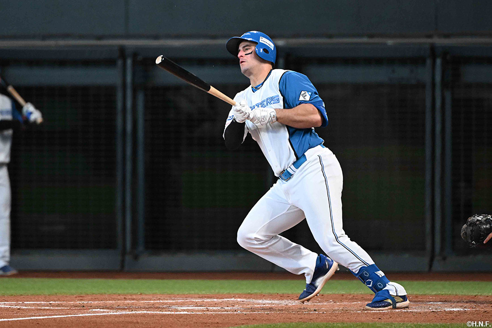 3回裏、内野安打を放つマルティネス選手