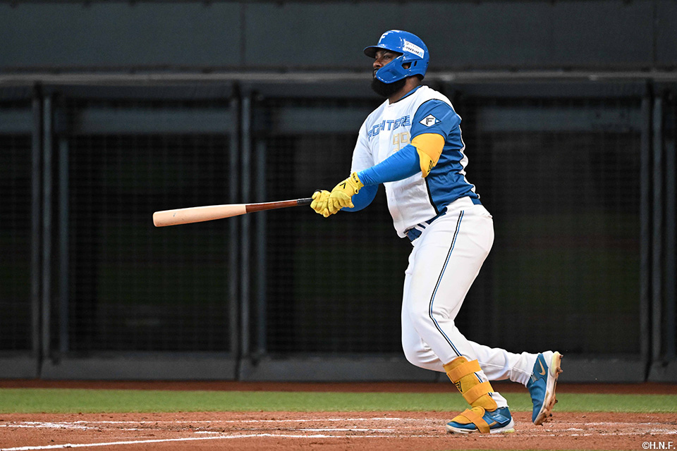 4回裏、センターへヒットを放つレイエス選手