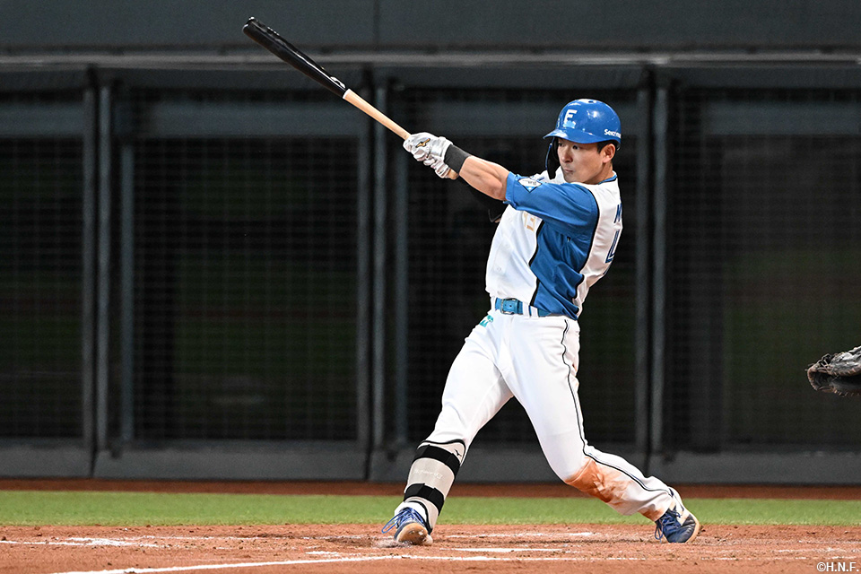 5回裏、ライトへヒットを放つ水野選手