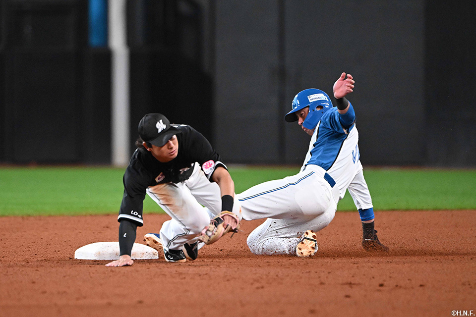 7回裏、暴投の間に進塁する江越選手