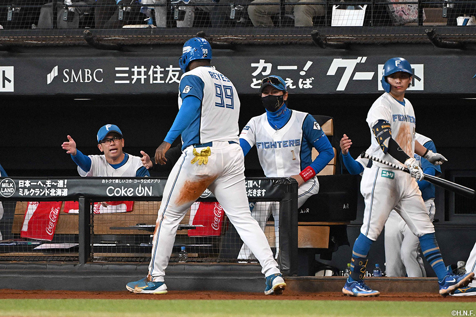 7回裏、生還したレイエス選手01