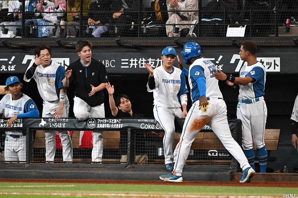 7回裏、生還したレイエス選手02