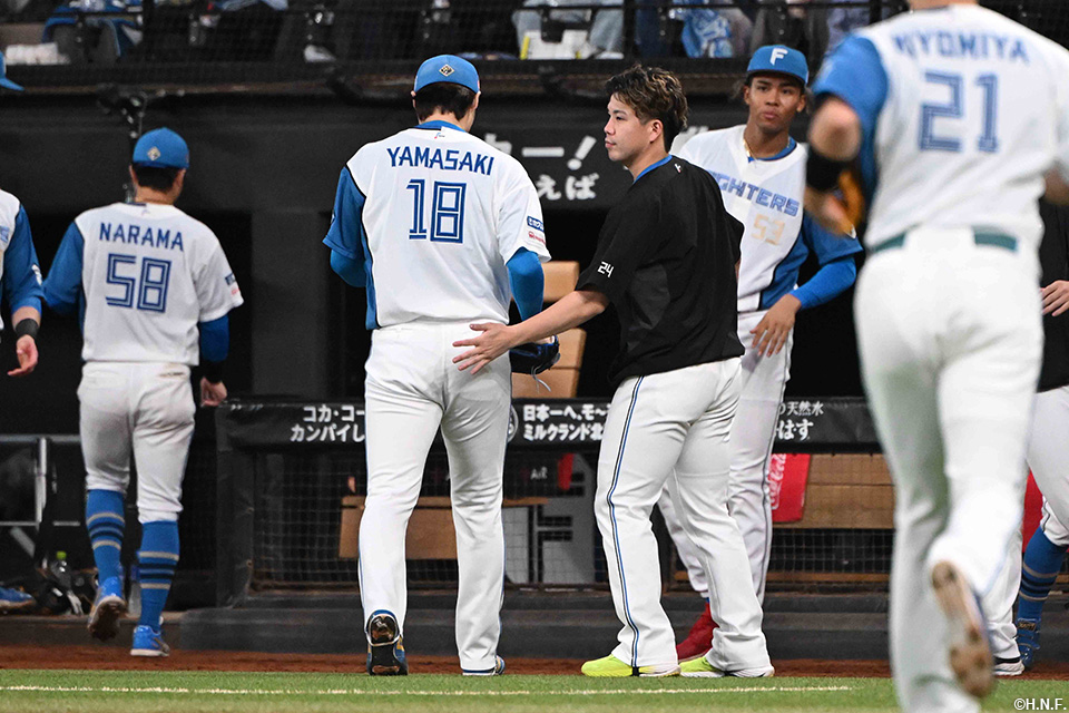 9回表を抑えた山﨑福投手を出迎える金村投手