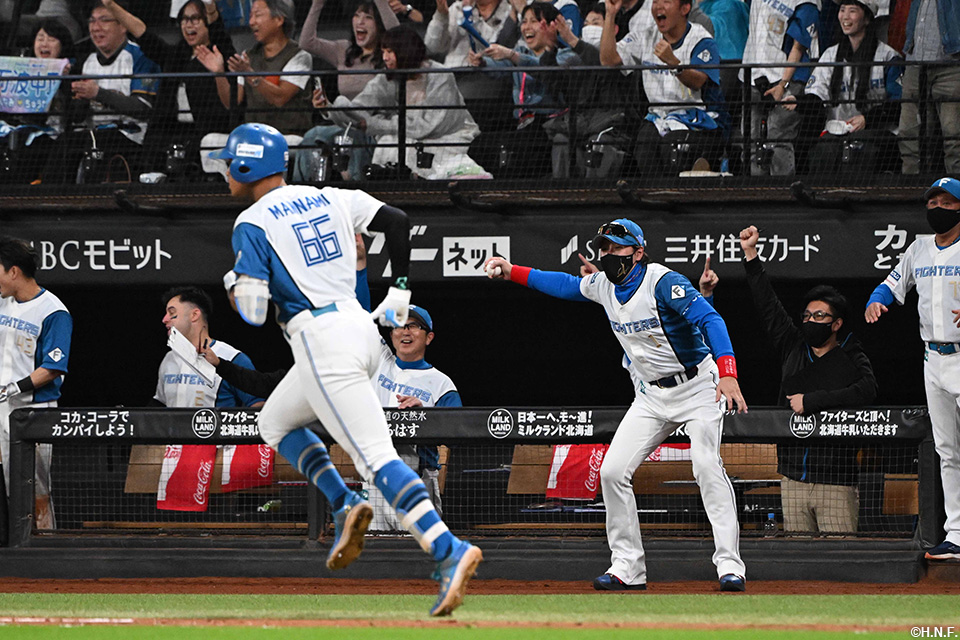 9回裏、同点本塁打を放つ万波選手03