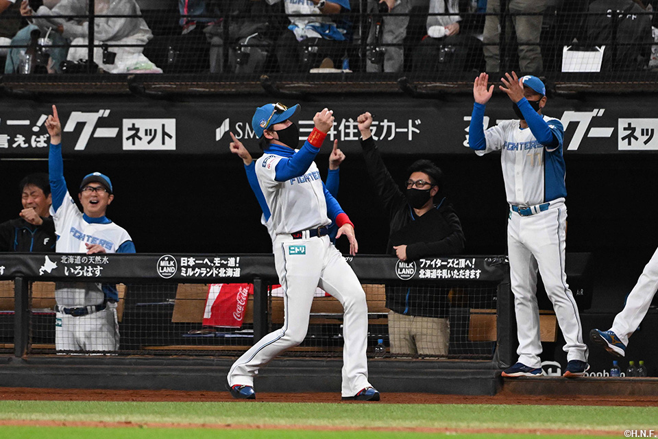 9回裏、同点弾を喜ぶ新庄監督01