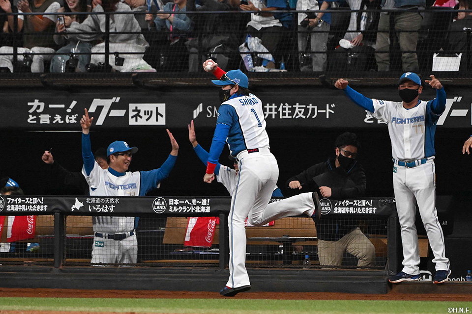 9回裏、同点弾を喜ぶ新庄監督02