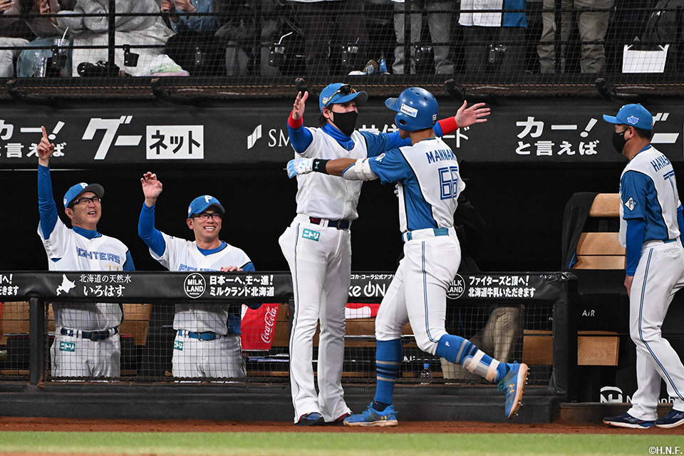 9回裏、同点本塁打を放つ万波選手04