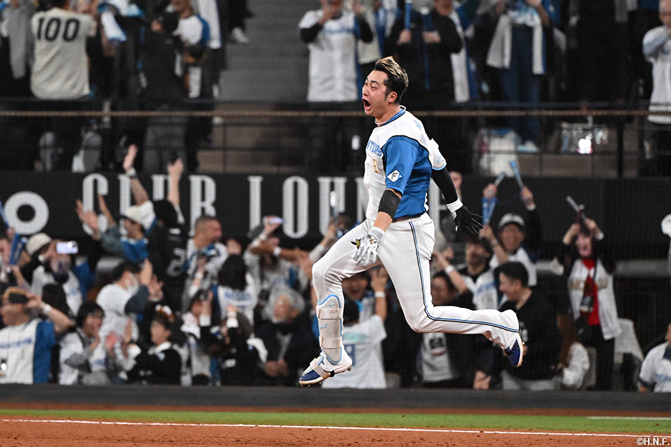 10回裏、サヨナラ適時打を放つ淺間選手02