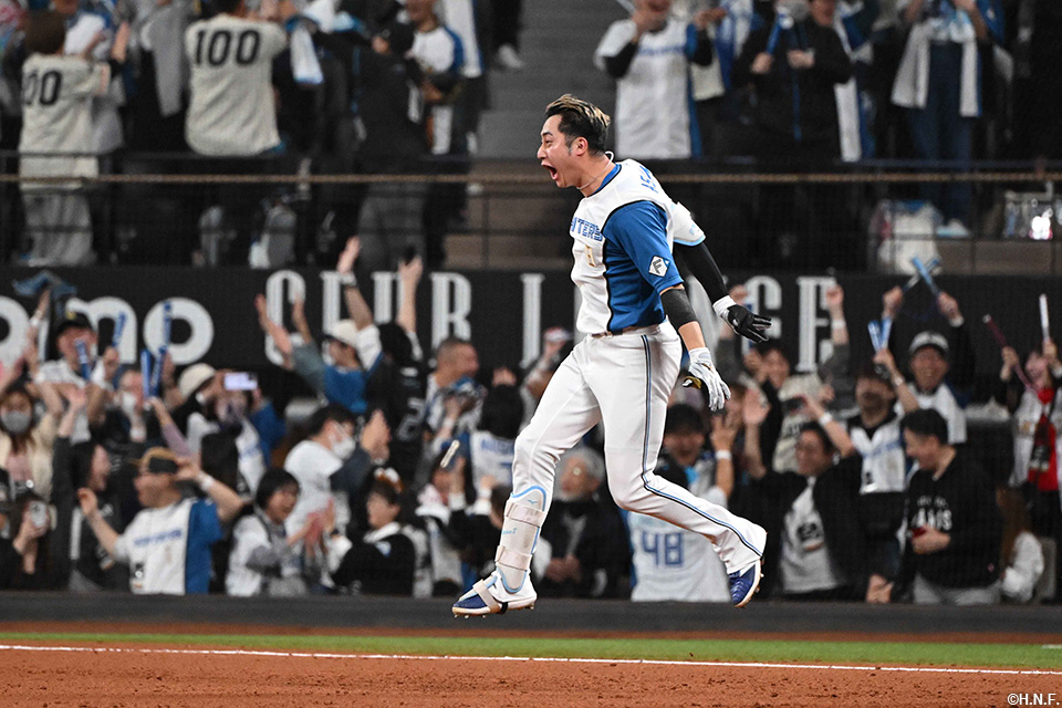 10回裏、サヨナラ適時打を放つ淺間選手03